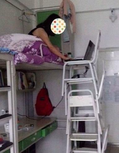 睡在上铺想玩台式电脑怎么弄,在上铺玩电脑