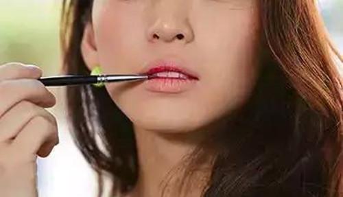 用口红在手上画图案,用手涂口红的正确方法