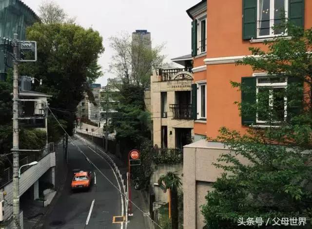 一个从来没用过童车的爸爸抱着孩子去日本水族馆吓人了!