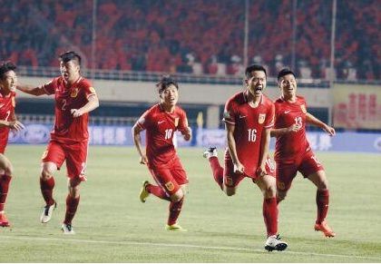 韩国球员懵了！中国球迷酒店门口放炮凌晨两点十分钟放一次