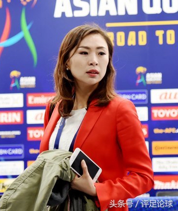 世预赛中韩对决今晚开战赛前美女记者场内嘟嘴卖萌自拍