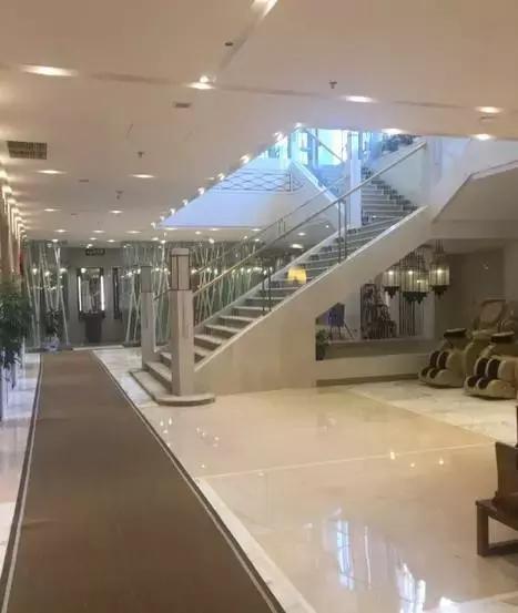 一起泡温泉的奢侈的享受,夏日一起泡温泉