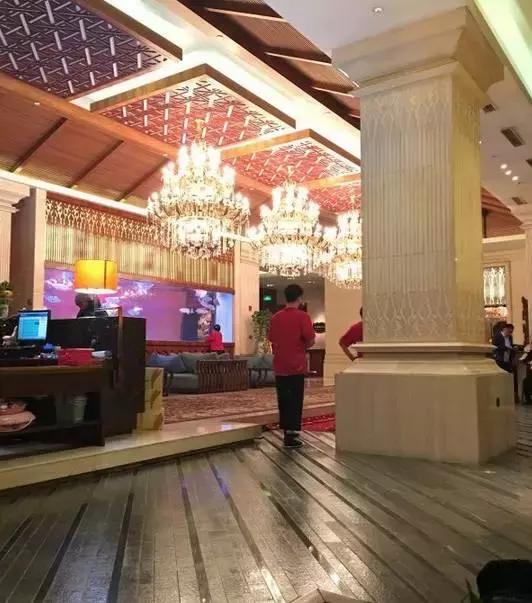 一起泡温泉的奢侈的享受,夏日一起泡温泉