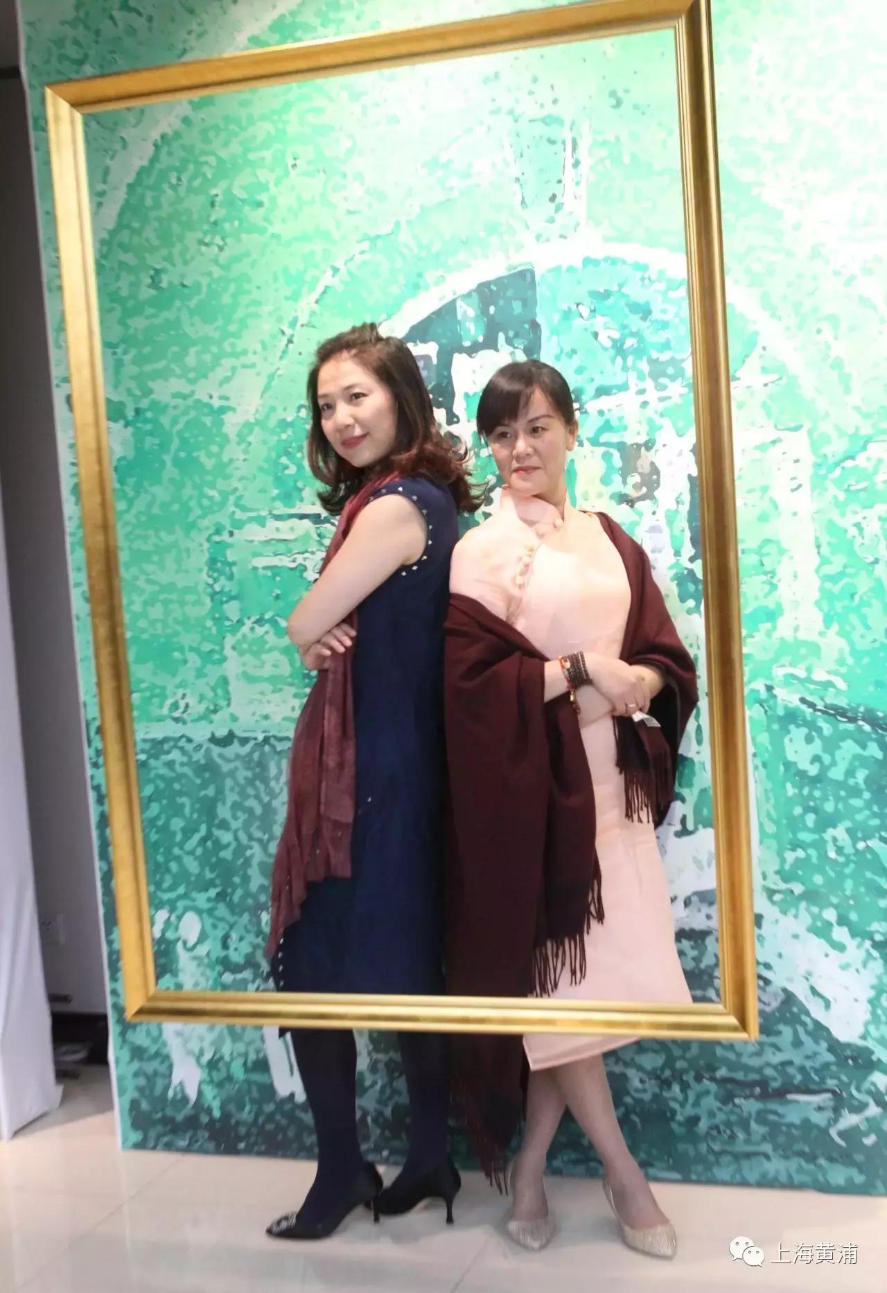 这群楼宇上班族不但穿旗袍还将玩旗袍进行到底！