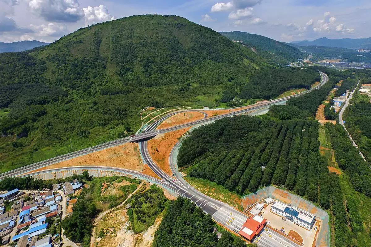 泼水节云南德宏游客视角,德宏泼水节孔雀舞申报吉尼斯纪录