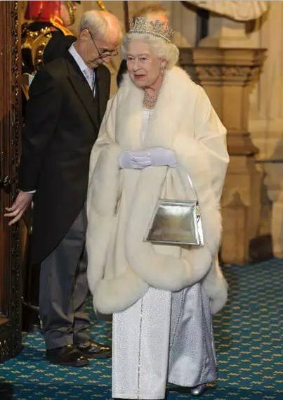 英国女王背双肩包,英国女王的爱马仕包包