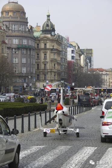 上瘾了，直升机飞行员什么都不顾了，捷克飞行员把直升机降落到瓦茨拉夫广场，自己去喝咖啡了
