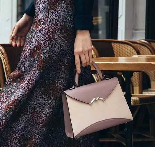 英国女王背双肩包,英国女王专宠乔治王子