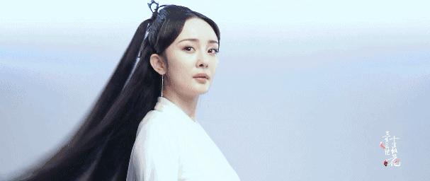 杨幂在泳池边吃苹果,在游泳馆里偶遇杨幂