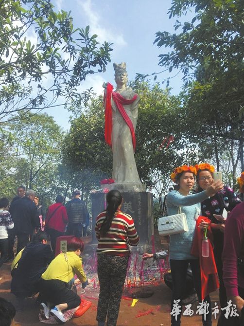 十万人聚集在一个地方,十万人聚一起