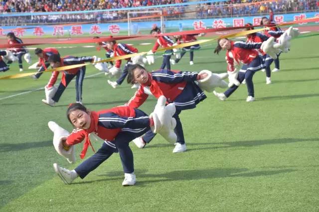 这一群中小学生像职业球员一样在踢球！