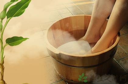 艾草精油去眼袋黑眼圈方法,去黑眼圈最有效的方法艾叶