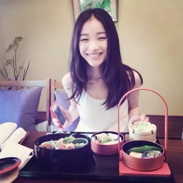 中分和侧分哪个显脸小,选对了发型才会有改变