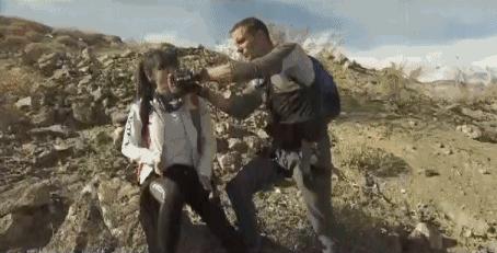 贝尔和柳岩吃蚯蚓,柳岩贝尔喝水