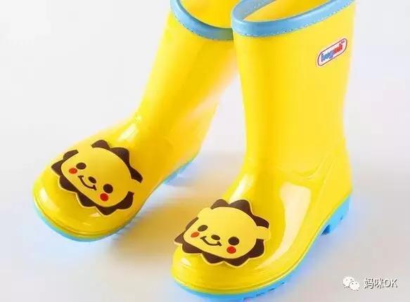 出去玩下雨穿雨衣还是打伞方便,下雨天穿上雨衣出去玩