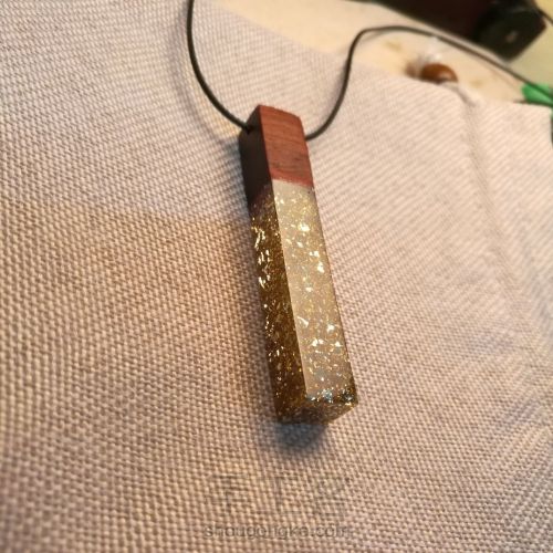 香槟金箔与木吊坠