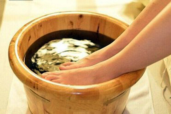 手脚冰凉一年四季都怕冷什么原因,老年人一年四季手脚冰凉怎么回事