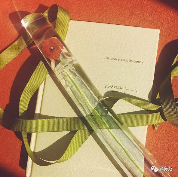 我给3个直男闻了16瓶香水，结果