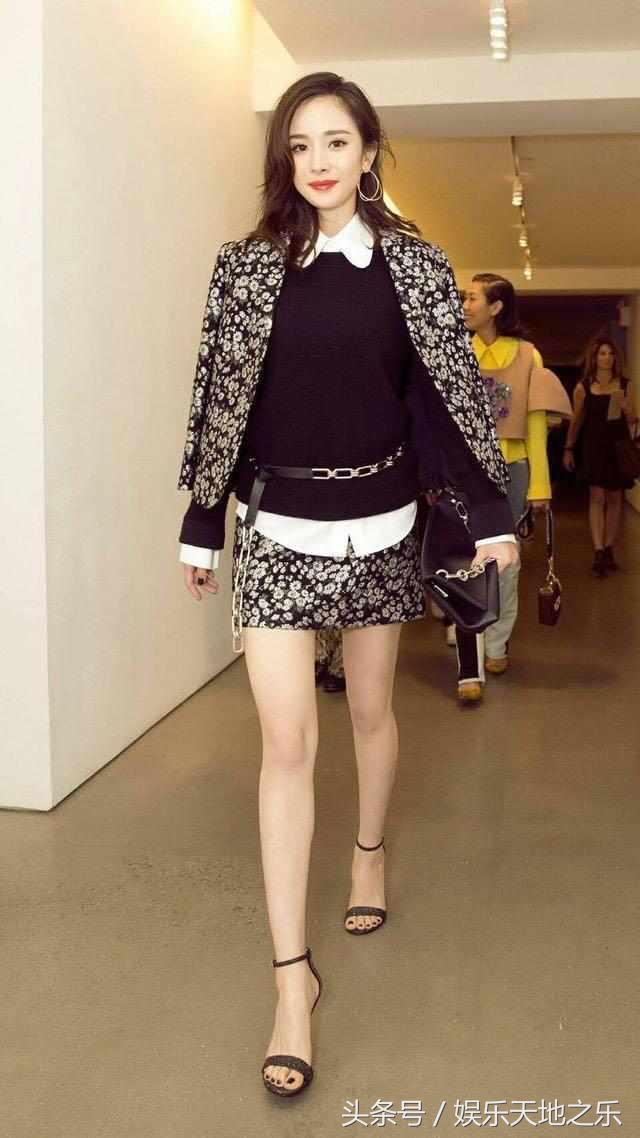 杨幂白鞋出镜,杨幂斜肩露腰开叉白裙高清原图