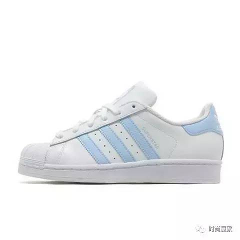 缤纷清爽的粉蓝色系球鞋，摇身成为漂漂型格少女