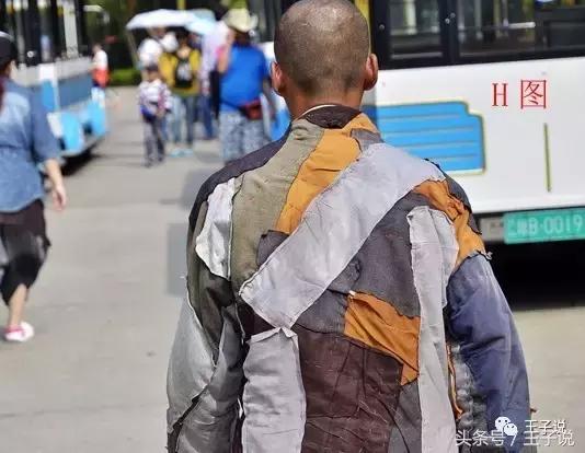 看图简说一下评书中人物特殊衣饰