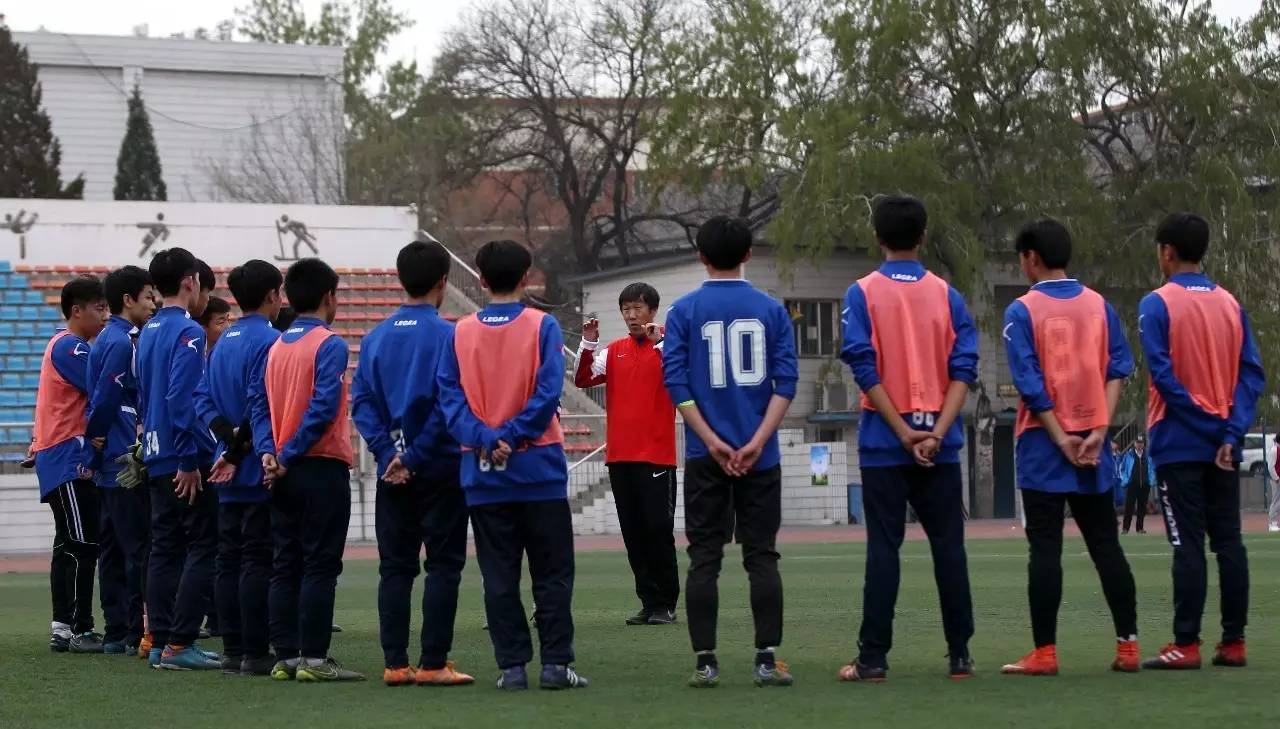 未来之星-名宿辅导团走进回民学校校园足球需“久久为功”