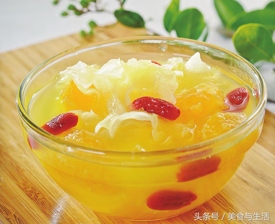 这道银耳汤润肺止咳，入口即化，简单易做，人人爱喝