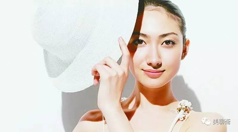 有防晒指数的粉底可以代替抹防晒霜吗？为什么防晒还是晒黑了呢？关于防晒的一切都在这里了