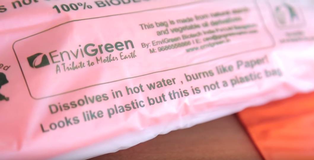 这个从垃圾山中成长起来的印度小伙,为了拯救环境,发明了一款可以吃的塑料袋