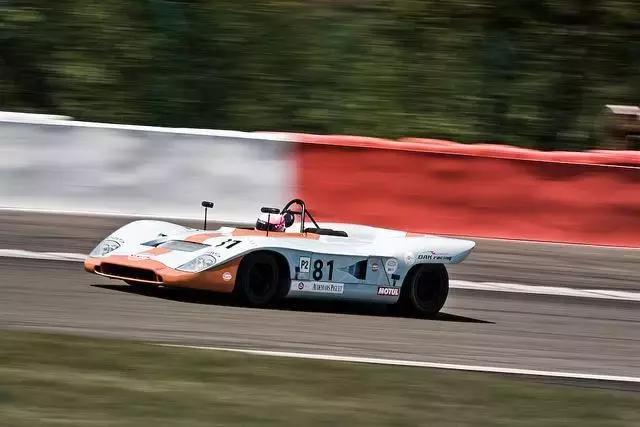 你们都是来看赛车，我来看的是会移动的几个亿！