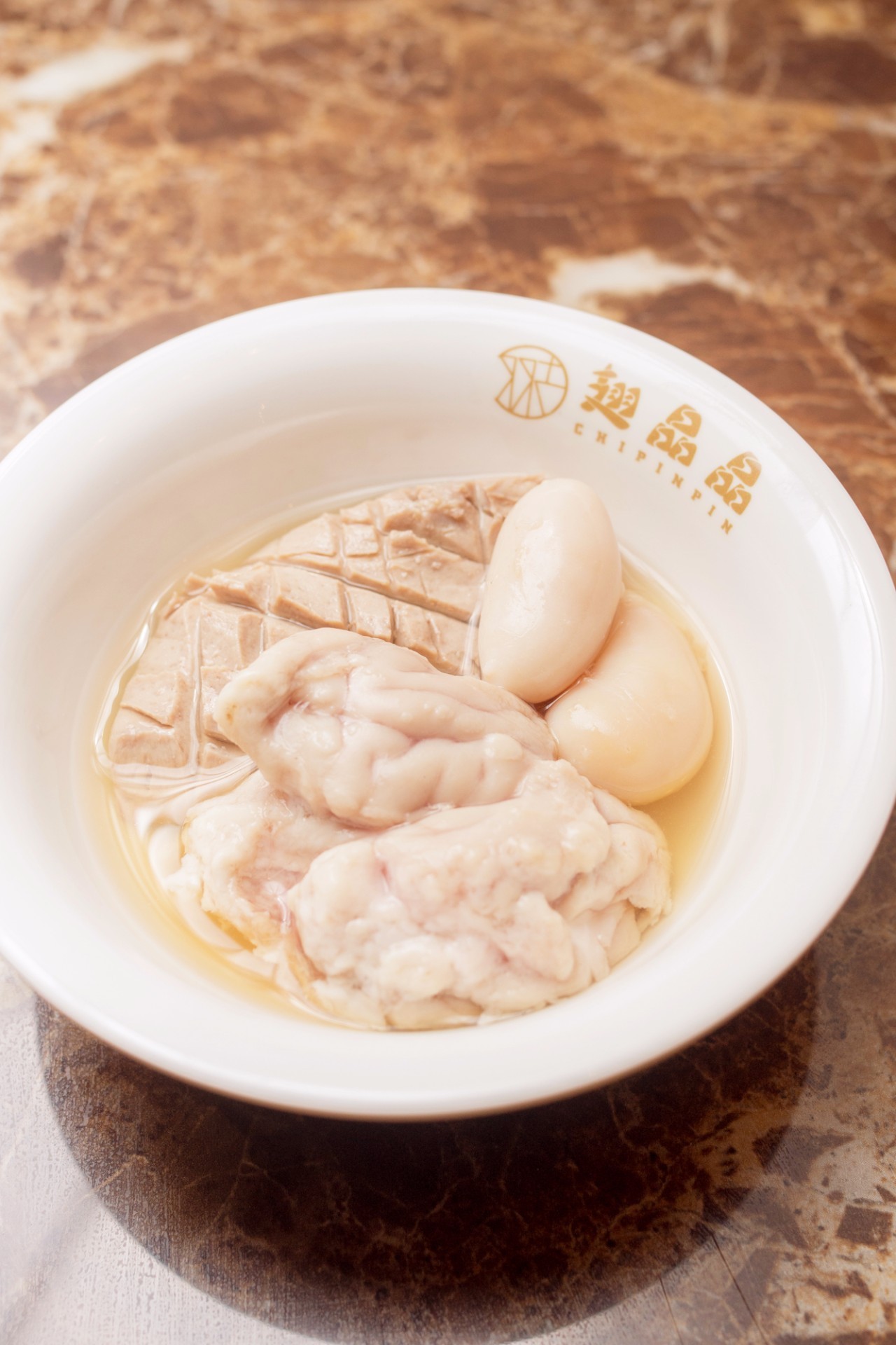 「鱼翅捞饭」震撼出席!一顿胜过十针玻尿酸,不到¥50就能吃?