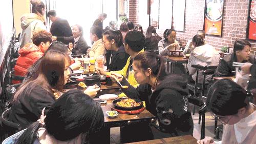 这家店看着不起眼，但是他们家的铁板饭一天卖出去20000份哎！