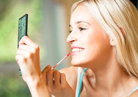 女生必备的十大口红品牌图片,2022年口红流行什么颜色