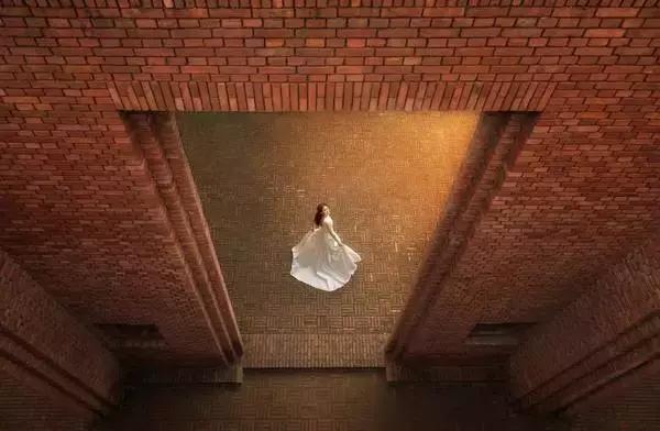 国外创意婚纱摄影作品,激发摄影师灵感的创意婚纱照