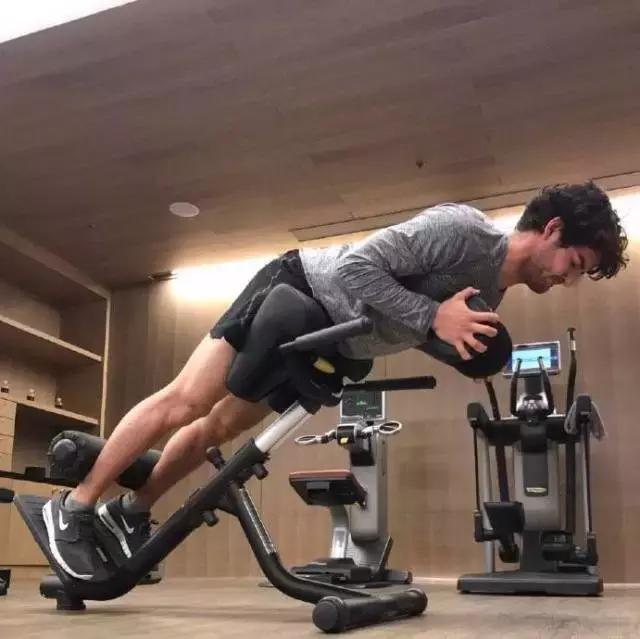 他们都穿什么篮球鞋,他们穿着什么用英语怎么说