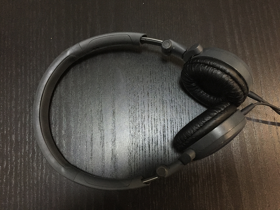 这位小屌丝，给你推荐了性价比超高的入门级耳机！他竟然带了四年