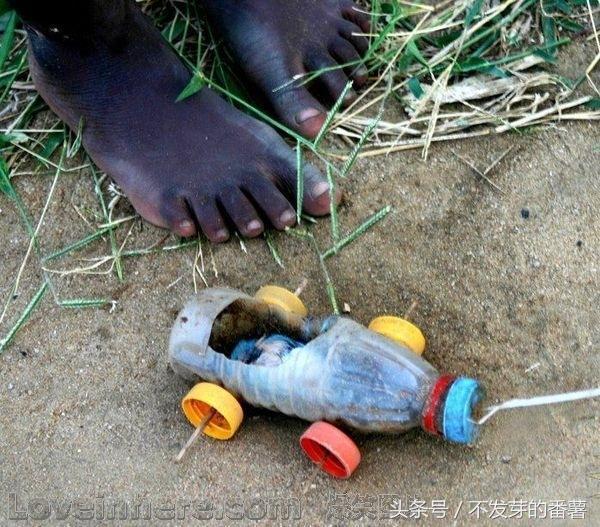 一组非洲儿童的玩具照片，看完感到很心酸！