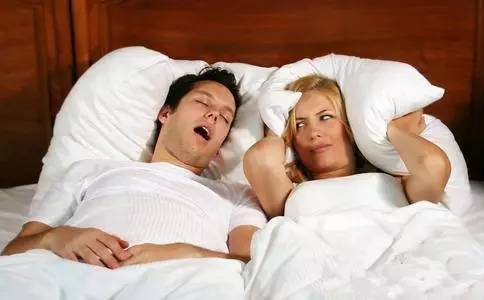 男子因打鼾呼吸暂停而死亡,男人喝醉酒打呼噜憋气视频