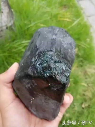 翡翠开窗赌石有假吗,翡翠赌石开窗图片大全