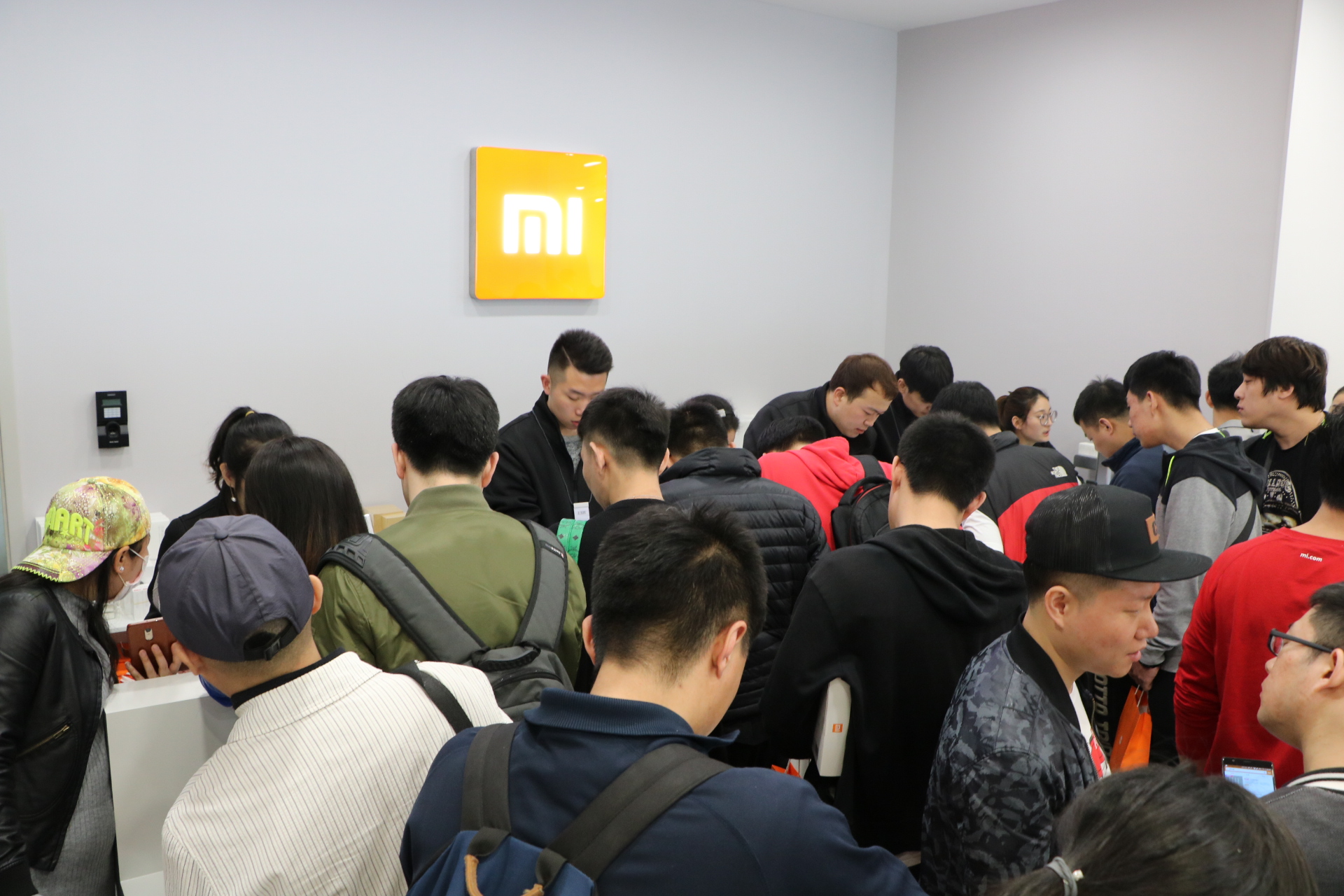 沈阳第二家小米之家开业:店内人多,收银台都挤满了人!