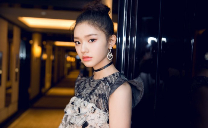 赵薇和范冰冰同穿西装,赵薇穿黑色衣服的图片