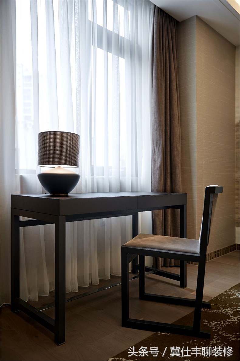 富豪的两栋别墅连为一体,一栋家人住,另一栋招待客人