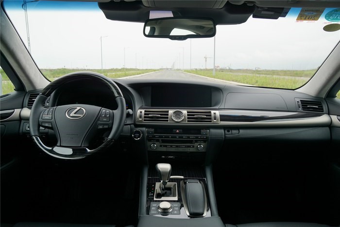 238万的雷克萨斯LS600，能和宝马奔驰对抗的日系车！