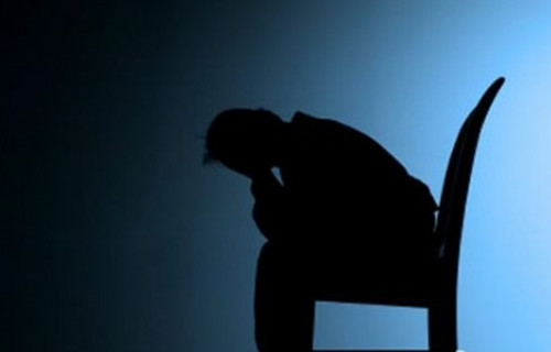 老人腹痛就医,老人肚子疼一阵一阵的绞痛还头疼