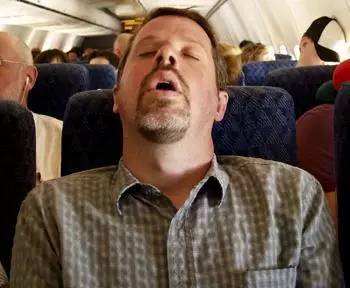 男子因打鼾呼吸暂停而死亡,男人喝醉酒打呼噜憋气视频