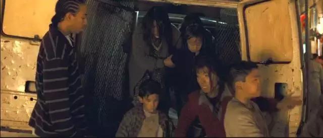 别为美联航*力暴**赶客辩护了,一小撮美帝人就是有歧视病