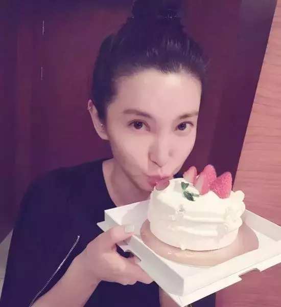 素颜技巧,get起来!伪素颜重点在于眉毛和眼线,明星妆小心机