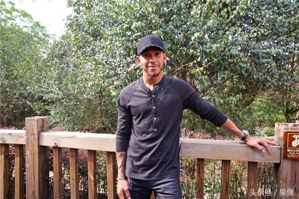 汉密尔顿夺冠,汉密尔顿夺冠庆祝