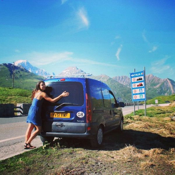 房车太贵？这个姑娘改造小货车带着狗狗周游世界！简直太酷啦~
