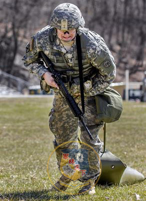 美国女民兵长相甜美大搞救护，伤兵模具断臂过于逼真